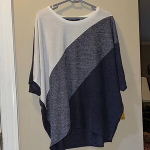 ANDREE BY UNIT Oversized Navy and White Colorblock Top